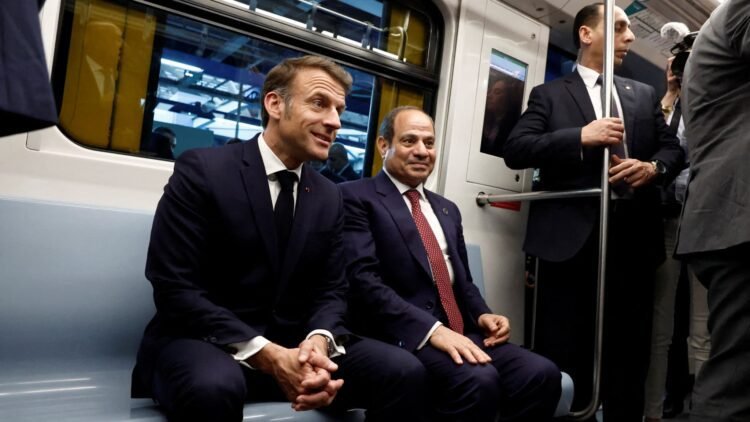 Emmanuel Macron et le president egyptien Abdel Fattah al Sisi a l interieur d une ligne de metro du Caire exploitee par la RATP au Caire le 7 avril 2025 2063455