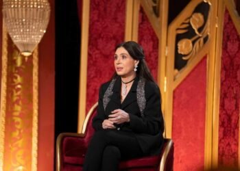 شقيقة الراقصة دينا تضعها في موقف محرج على الهواء! (فيديو)