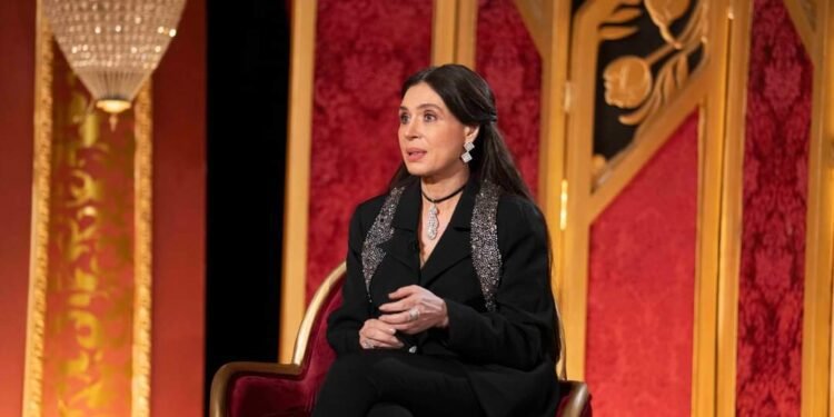 شقيقة الراقصة دينا تضعها في موقف محرج على الهواء! (فيديو)