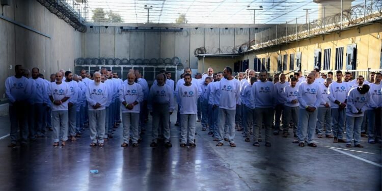 الأسرى الفلسطينيون في قبضة القهر.. “سجون بلا حقوق”