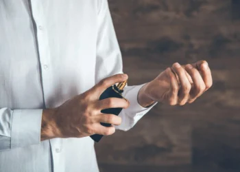 دليل العطور الرجالية التي لا تفقد سحرها مع الزمن
