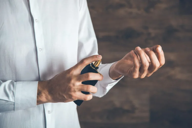 دليل العطور الرجالية التي لا تفقد سحرها مع الزمن