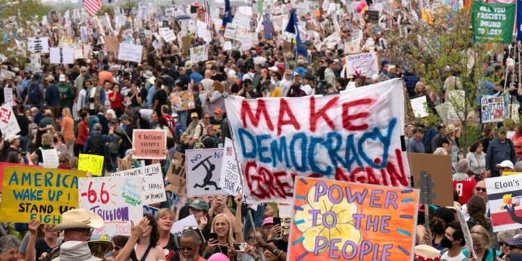 أمريكا تنتفض: احتجاجات واسعة ضد سياسات ترامب!