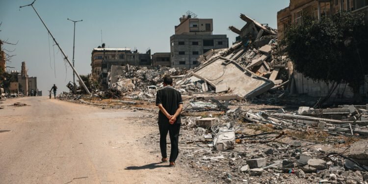 حرب غزة إنتقلت بأبو أحمد من الثراء إلى العراء