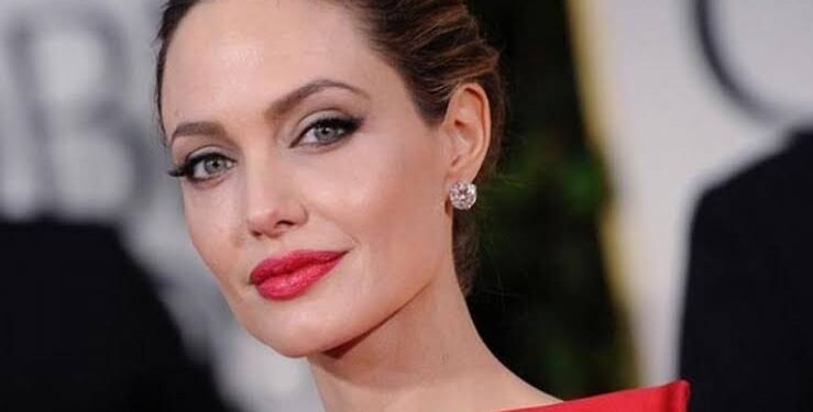 تحولت لمقبرة.. أنجلينا جولي تدعم غزة على طريقتها الخاصة