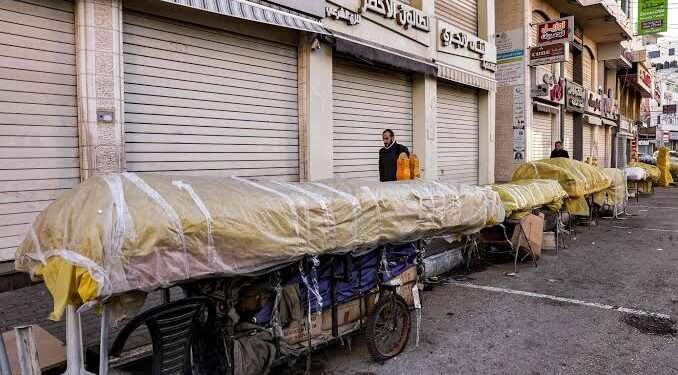 إضراب الضفة.. هل يعمق الأزمة الاقتصادية؟