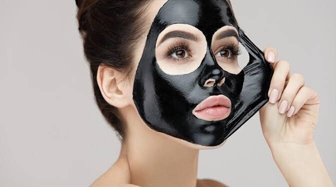 لبشرة مشرقة وخالية من العيوب.. 5 فوائد لماسك الفحم