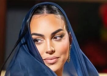 بعد الوشم الإسلامي.. جورجينا تظهر بالحجاب داخل مسجد