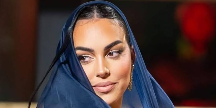 بعد الوشم الإسلامي.. جورجينا تظهر بالحجاب داخل مسجد