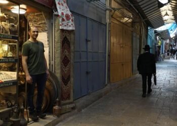 بين الإغراءات المالية والتهديدات .. التجار المقدسيون يتشبتون بأملاكهم