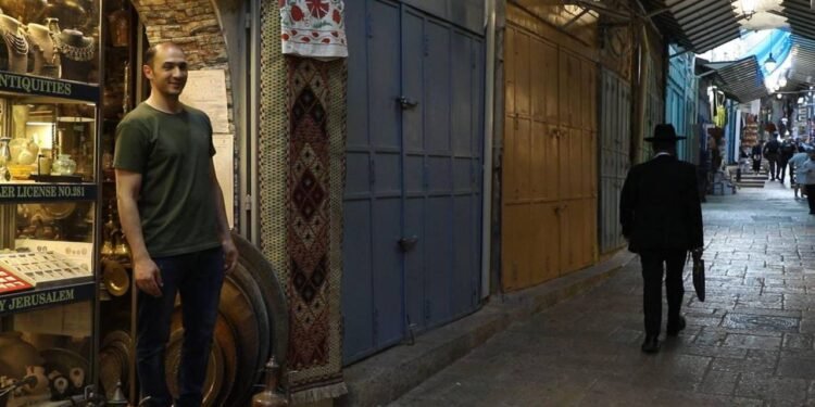 بين الإغراءات المالية والتهديدات .. التجار المقدسيون يتشبتون بأملاكهم