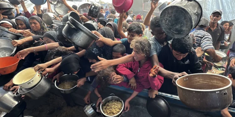 غزة تختنق بين القصف والمجاعة