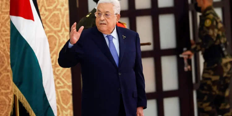 عباس في بيروت.. هل يُمهد لنزع سلاح الفصائل داخل المخيمات؟