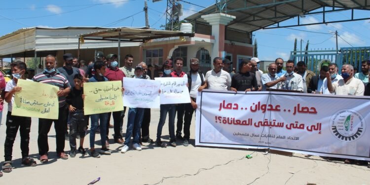 العمال الفلسطينيون.. بين المطرقة الاقتصادية وسندان الاحتلال