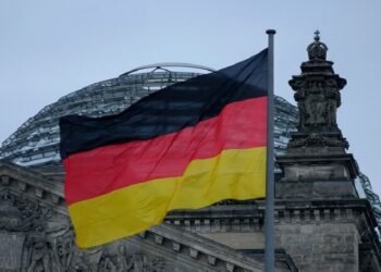 فانس يتهم ألمانيا بإعادة بناء جدار برلين!