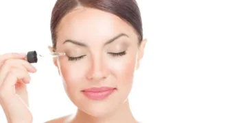 تطويل الرموش.. 3 وصفات سحرية من مطبخك