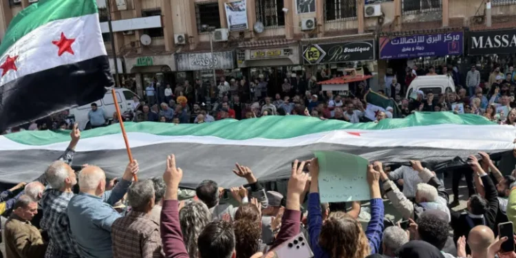 احتفالات شعبية.. كيف استقبل السوريون قرار ترامب برفع العقوبات؟