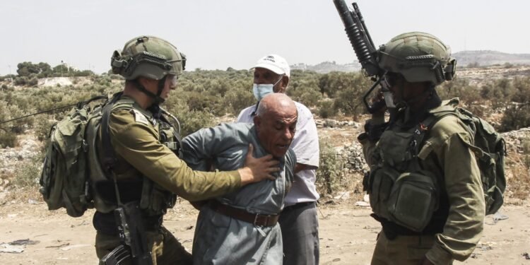 روايات فلسطينية من الضفة الغربية: أصبحنا في “سجن مفتوح”