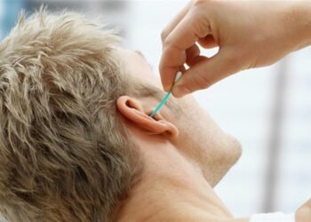 تنظيف الأذن.. خطر يتربص في أعواد القطن