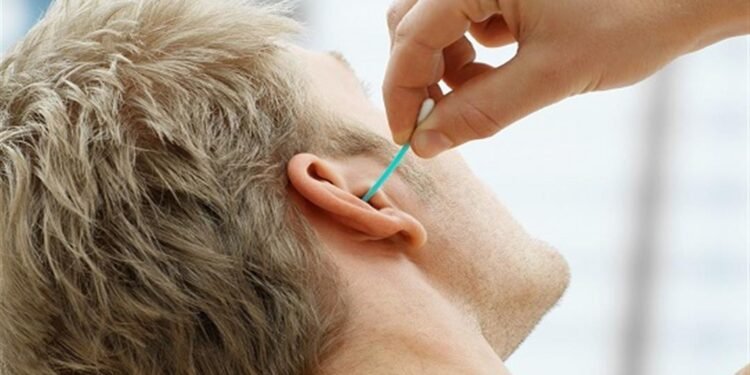 تنظيف الأذن.. خطر يتربص في أعواد القطن