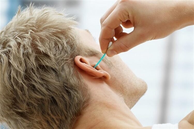 تنظيف الأذن.. خطر يتربص في أعواد القطن