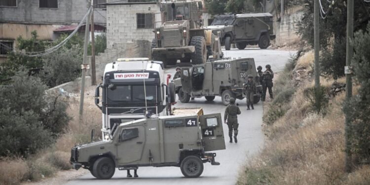 تصعيد إسرائيلي خطير في سلفيت: إحراق مركبات وتجريف أراضٍ