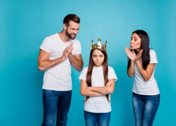 أخطاء في التربية.. 6 أشياء بسيطة تبعدك عن أولادك