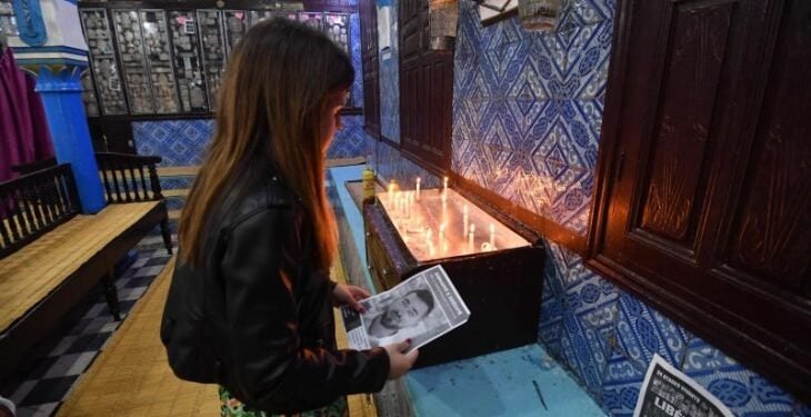 صورة داخل معبد الغريبة تثير الغضب في تونس