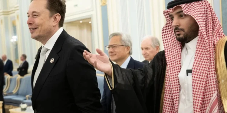 ما الذي حصل عليه «ترامب» ورؤساء الشركات الأمريكية في الرياض؟