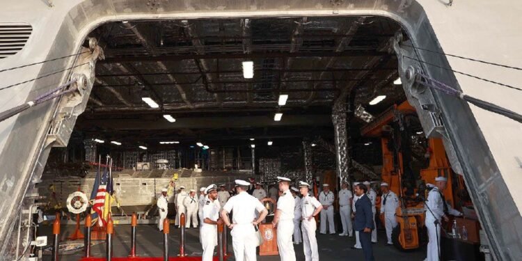 «كانبيرا» ترسو في البحرين.. مرحلة جديدة من التعاون بين واشنطن والمنامة