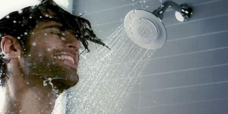 أفضل وقت للاستحمام.. عالمة أحياء تحسم الجدل