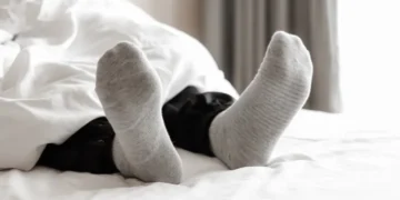 النوم بالجوارب.. اكتشف 4 أضرار صادمة