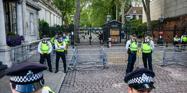 إيران تنفي مخطط لندن.. وتلوح بـ رايات زائفة