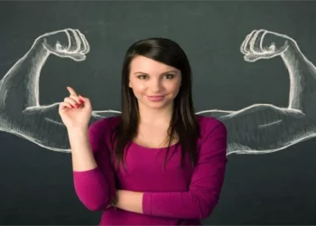 أسرار الثقة بالنفس.. حركات تكشف قوة شخصيتك دون كلام!