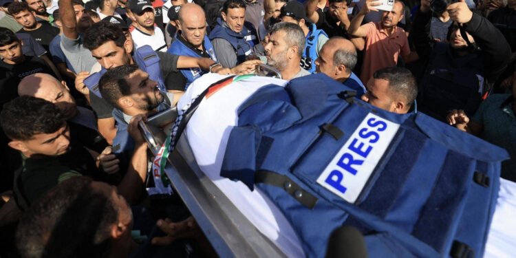 اغتيال الحقيقة.. لماذا يستهدف الاحتلال الصحفيين في غزة؟