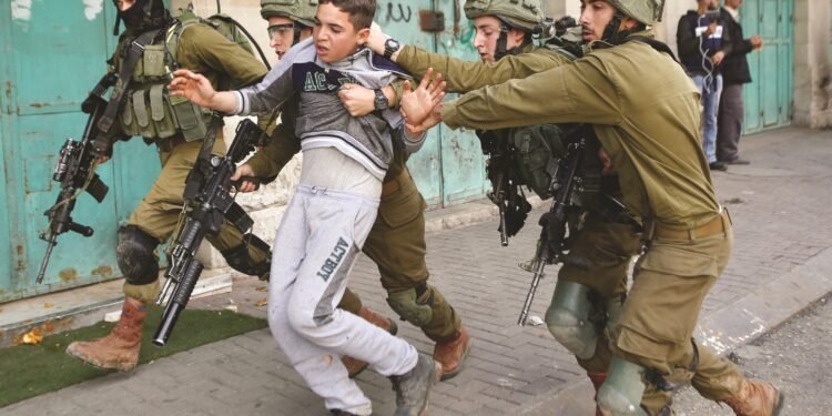 الاحتلال يُصعّد في الخليل.. اعتقالات ومداهمات تطال أسرى محررين