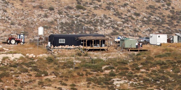 بؤر الاستيطان تنمو على وقع صمت رسمي