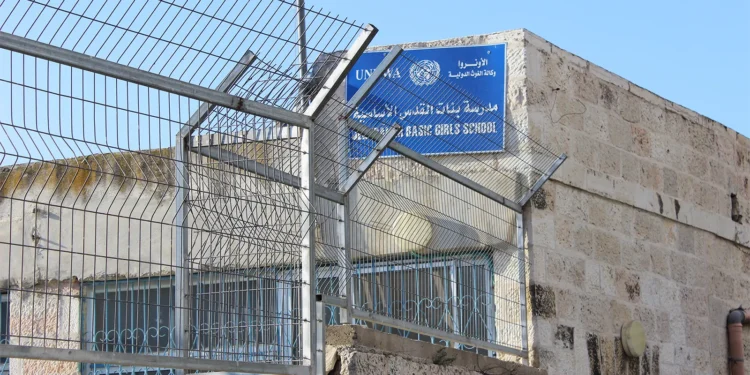 تداعيات سياسية وثقافية خطيرة على قرار إغلاق مدارس الأونروا في القدس