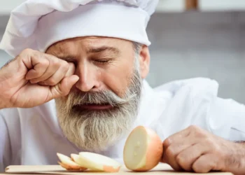 تقطيع البصل بلا دموع.. حيلة ذكية