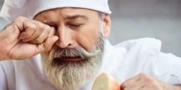 تقطيع البصل بلا دموع.. حيلة ذكية