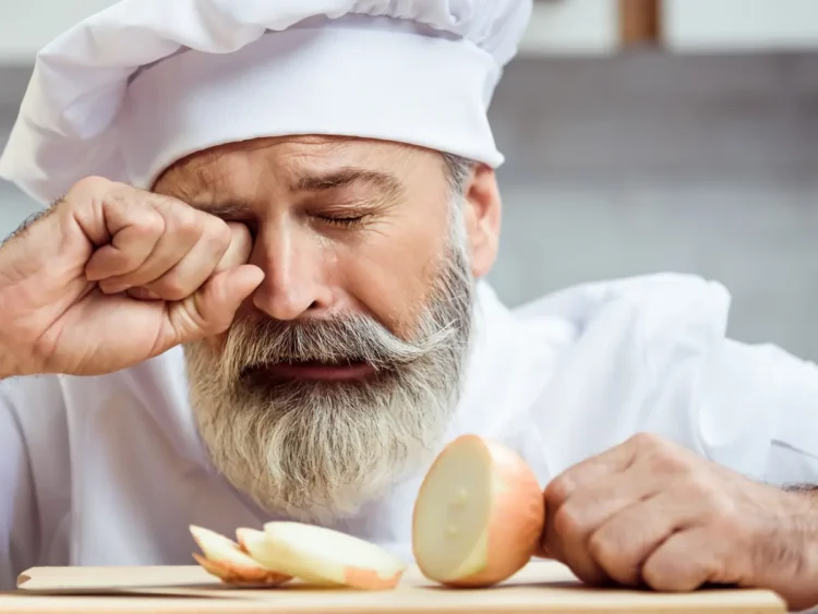 تقطيع البصل بلا دموع.. حيلة ذكية