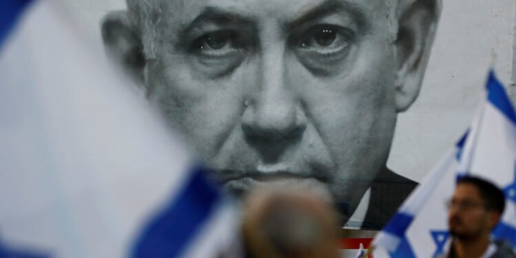 انقلاب على نتنياهو.. مُحلل: وجوده خطر استراتيجي على إسرائيل