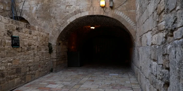 الاحتلال يعتدي على ” حوش الشهابي ” أحد المعالم التاريخية