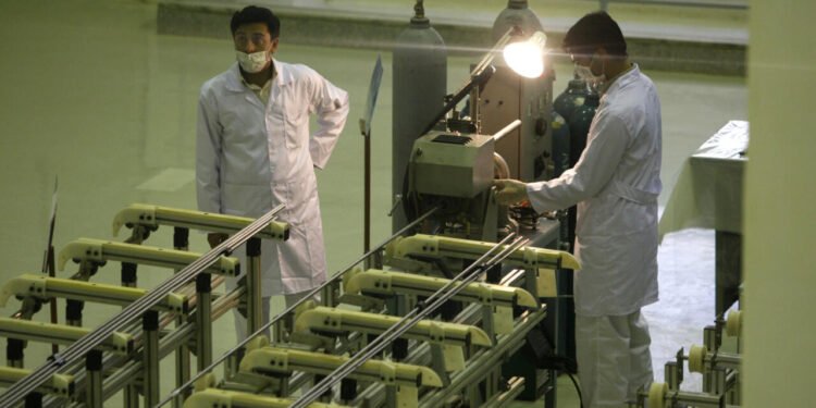 طهران تُمهّد للرد على المقترح الأميركي وسط تصعيد نووي مع الوكالة الدولية