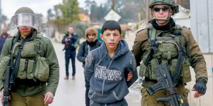 أهداف جيش الاحتلال من اعتقال الأطفال الفلسطينيين في الضفة