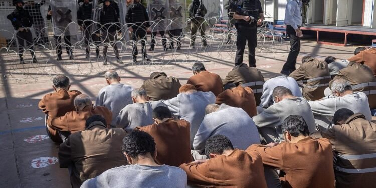 سجون الاحتلال.. تصفية ممنهجة لرموز الأسرى وسط صمت دولي قاتل