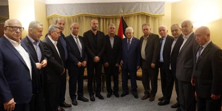 اللاجئون والسيادة والسلاح.. ثلاثية محمود عباس الحاسمة في بيروت