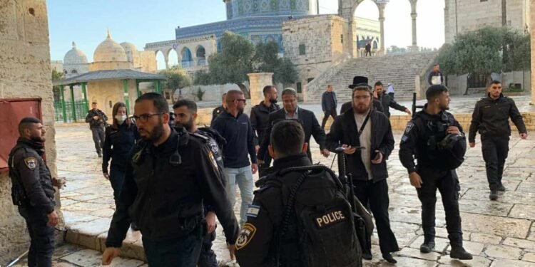 بن غفير يقتحم المسجد الأقصى.. استفزاز متعمد أم تمهيد لتفجير قادم؟