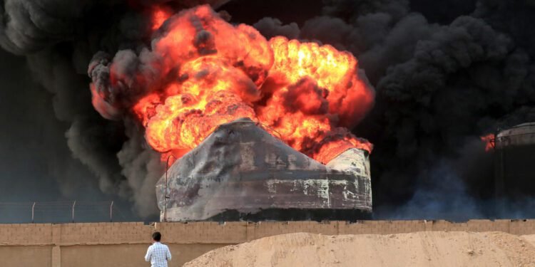 الضربة الأعنف في البحر الأحمر.. إسرائيل تقصف موانىء يمنية جديدة