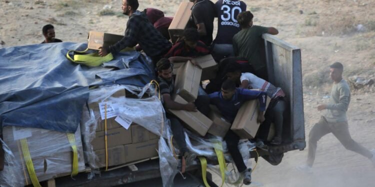 استهداف الدفاع المدني وسرقة المساعدات تكشف الوجه الحقيقي لحرب الإبادة في غزة